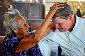 Pedir la bendición a los padres es una costumbre muy popular en diferentes países, pero una exclusividad de nuestra querida Venezuela, donde decir Ción es un privilegio.